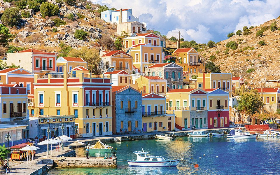 Το λιμάνι της Σύμης με τα νεοκλασικά σπίτια
